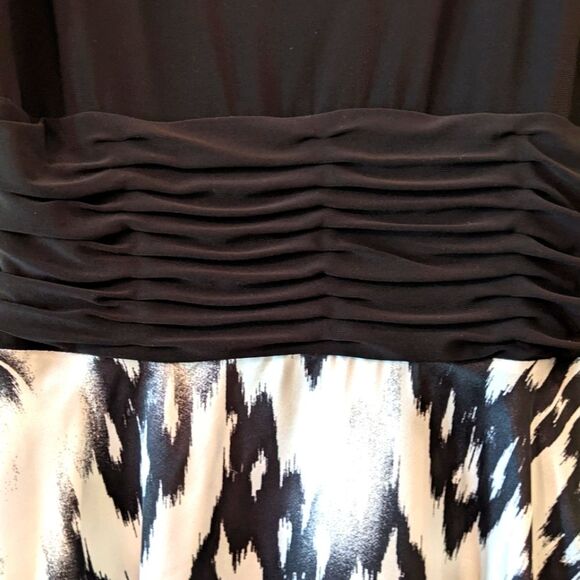 SANGRIA Midi Fitted and Flowy Dress Sleeveless Bra Cups Size 10 - Picture 4 of 6